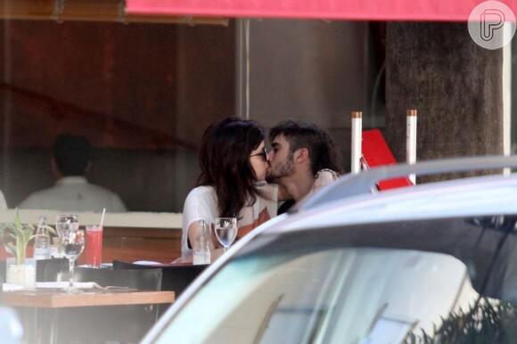 Sophia Abrahão e Fiuk foram flagrados se beijando em uma sorveteria do Leblon, na Zona Sul do Rio de Janeiro, em 13 de julho de 2013
