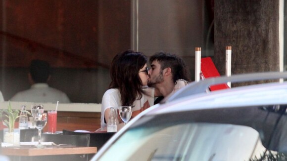 Sophia Abrahão e Fiuk se beijam em sorveteria do Rio