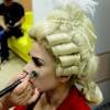 Wanessa coloca uma peruca usada na época colonial dos anos 1700 para viver Madonna no programa 'Máquina da Fama'