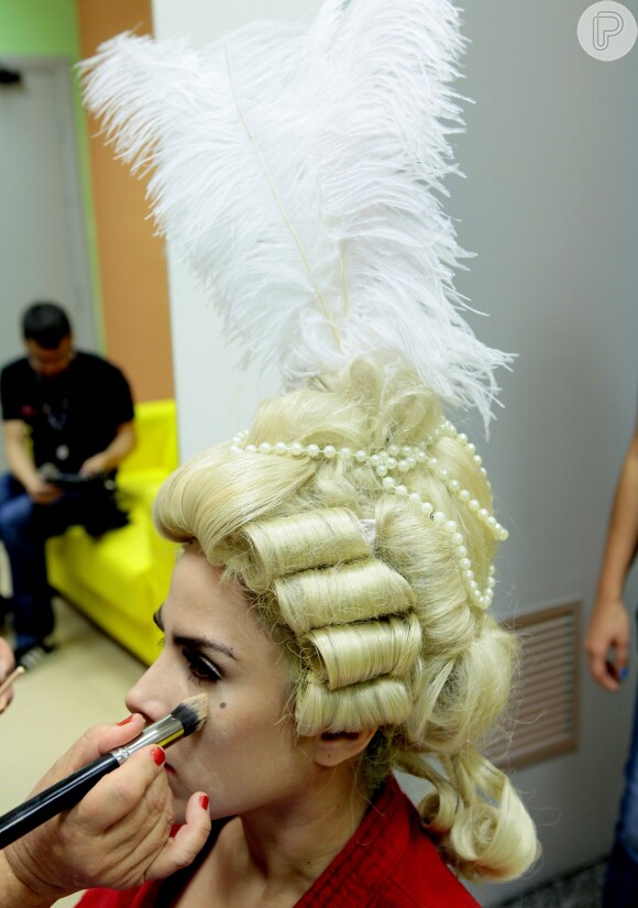 Wanessa coloca uma peruca usada na época colonial dos anos 1700 para viver Madonna no programa 'Máquina da Fama'