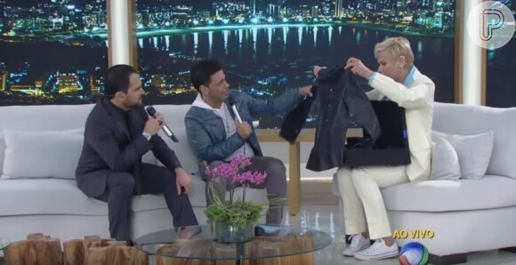 Xuxa dá uma camisa e uma jaqueta de couro para Zezé, pelo seu aniversário de 53 anos, completados no dia 17 de agosto de 2015