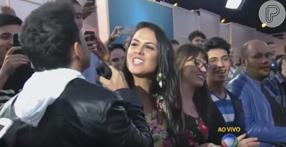 Zezé Di Camargo cantou a música 'O Defensor' para a namorada, Graciele Lacerda, que estava na plateia do programa
