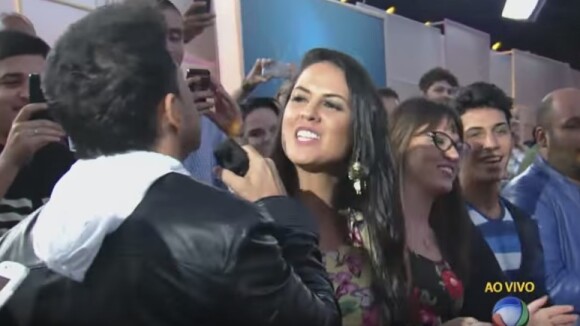 Zezé Di Camargo canta para Graciele Lacerda na plateia de Xuxa e ganha beijo