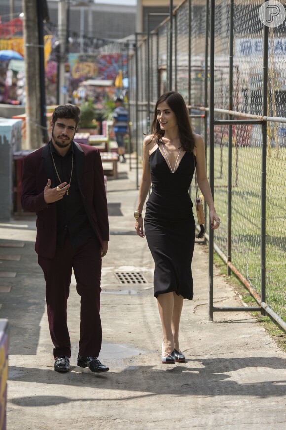 Grego (Caio Castro) e Margot (Maria Casadevall) chegam juntos à inauguração do Cebola Brava, e depois dão seu primeiro beijo, na novela 'I Love Paraisópolis'