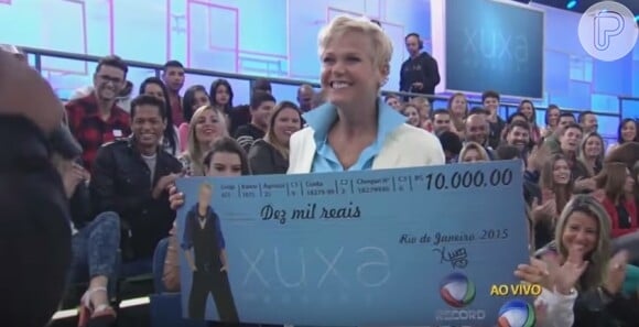 A apresentadora ainda deu um cheque de R$ 10 mil para Vânia para que ela pudesse acabar de construir sua casa
