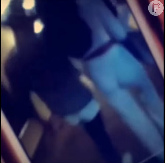 Em outro vídeo postado por fãs, Justin Bieber e a modelo Xenia Deli aparecem de mãos dadas indo embora do bar