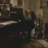 Segundo o jornal 'Daily Mail', Justin Bieber tocou piano para Xenia Deli, que ficou todo o tempo apoiada nas costas dele