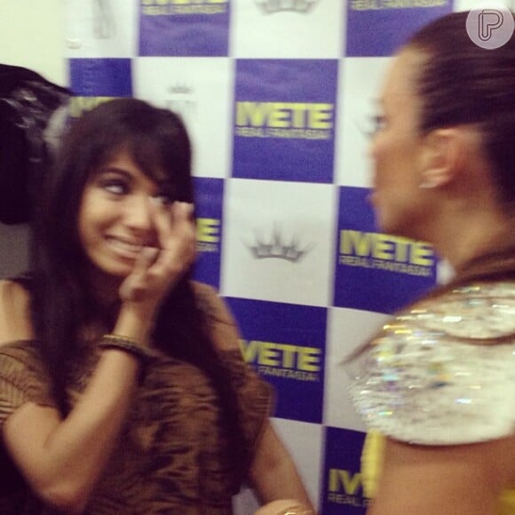 Anitta se emocionou ao conhecer Ivete Sangalo ainda no camarim da cantora