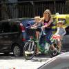 Fernanda Lima também costuma andar de bicicleta pelo bairro carioca, sozinha ou acompanhada dos filhos