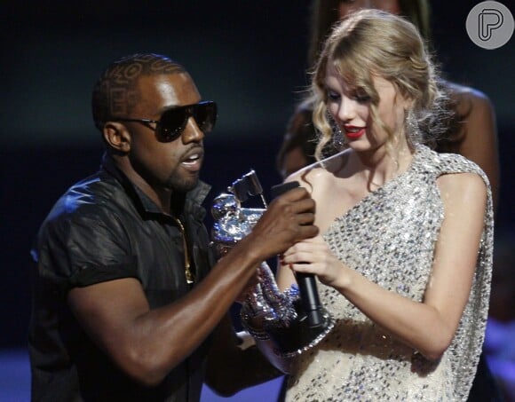 Kanye West causou o maior climão ao entregar o prêmio de Video do Ano para Taylor Swift e dizer que quem merecia, na verdade, era Beyoncé. O episódio aconteceu no VMA 2009
