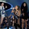 Nicki Minaj fez algumas trocas de roupa durante a performance com Ariana Grande e Jessie J, no VMA 2014. No entanto, o último vestido, não deu tempo de fechar e a rapper teve que ficar segurando