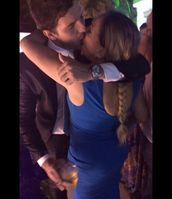 A atriz foi vista ao beijos com Guilherme Dornelas, advogado de 26 anos, em uma festa no último sábado, dia 22 de agosto de 2015