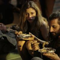 'Verdades Secretas': Larissa come com Roy na rua e se assusta na Cracolândia