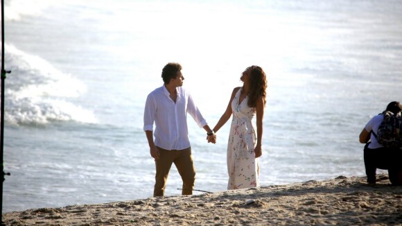 Camila Pitanga e Thiago Fragoso gravam cena final de 'Babilônia' na praia