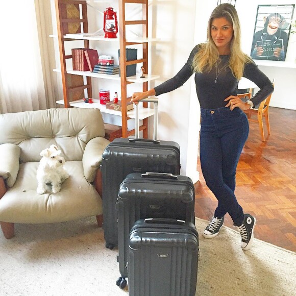 A modelo, que estava na casa do noivo em Goiânia, já apareceu com malas em última postagem do Instagram