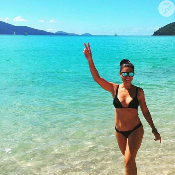 Juliana Paes postou foto usando modelo preto em viagem que fez à Austrália