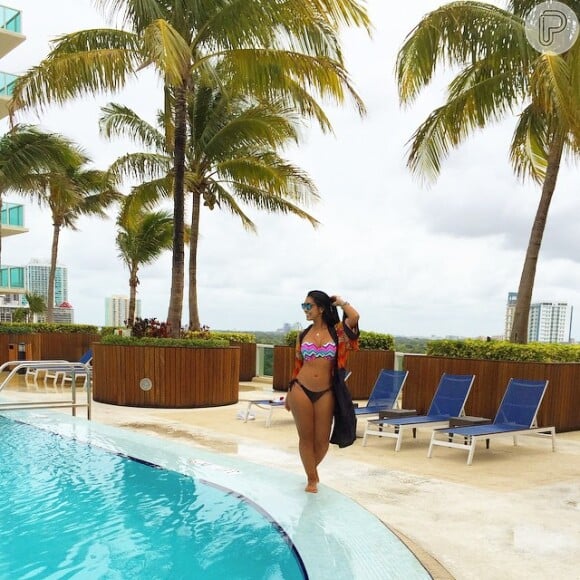 A ex-BBB Amanda Djehdian, do 'Big Brother Brasil 15' posou de biquíni em um hotel de Miami, nos Estados Unidos