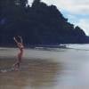 Bruna Marquezine postou a foto livre, leve e solta em uma praia de Fernando de Noronha