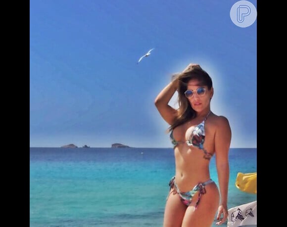 Anamara postou a foto de biquíni, exibindo a barriga chapada em agosto de 2015