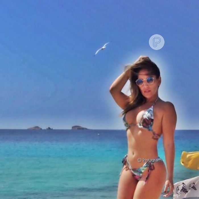 Anamara postou a foto de biquíni, exibindo a barriga chapada em agosto de  2015 - Purepeople