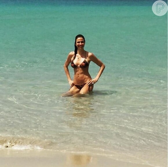 Luciana Gimenez publicou a foto de biquíni durante férias em agosto de 2015