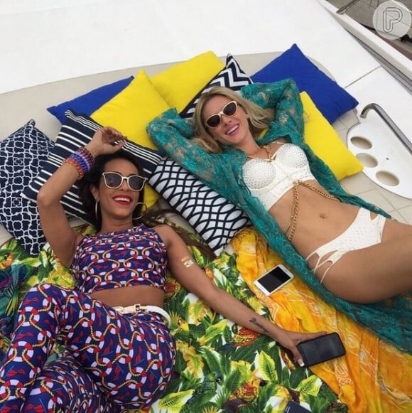 Fiorella Mattheis posou de biquíni ao lado de Samantha Schmutz em foto postada no Instagram