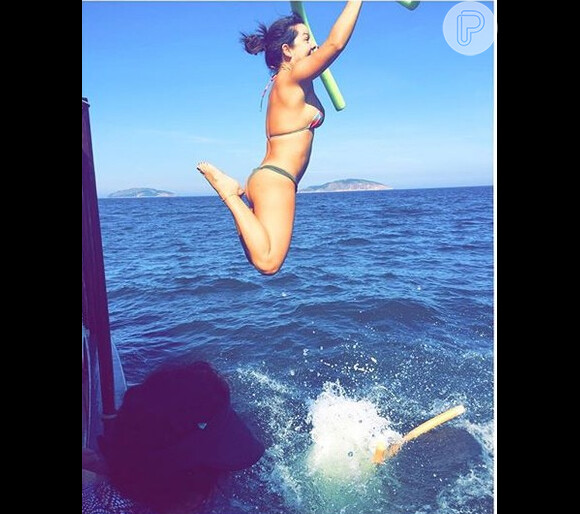Fernanda souza postou a foto de biquíni pulando de um barco em julho de 2015