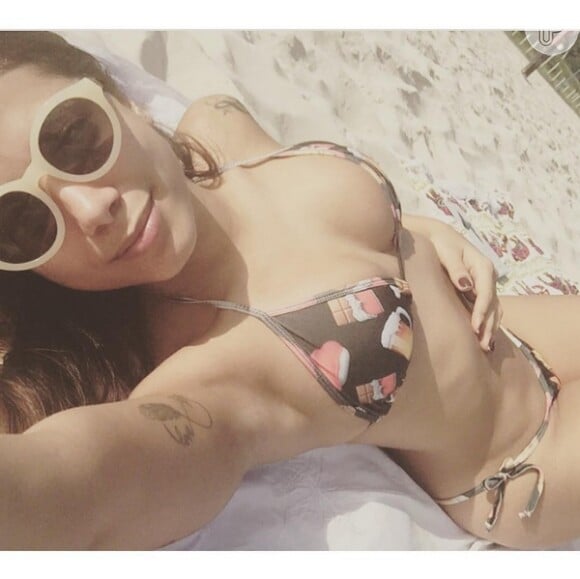 A cantora Anitta compartilhou uma selfie exibindo o corpão de biquíni