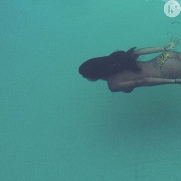 A cantora e atriz Antonia Morais compartilhou clique de biquíni no qual aparece debaixo d'água