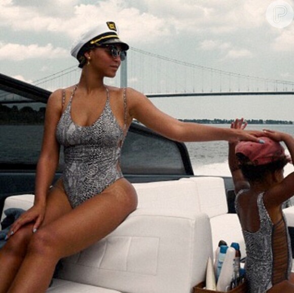 Beyoncé postou foto na qual exibe o corpão em maiô com a mesma estampa do modelo da filha, Blue Ivy