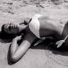 Bruna Marquezine posou sensual e exibiu o corpão em foto de biquíni branco na praia
