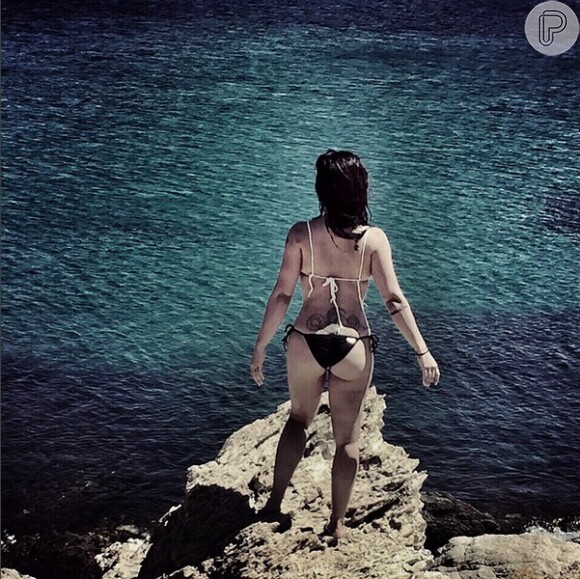Em viagem à Grécia, Cleo Pires exibiu as curvas em foto que aparece de costas