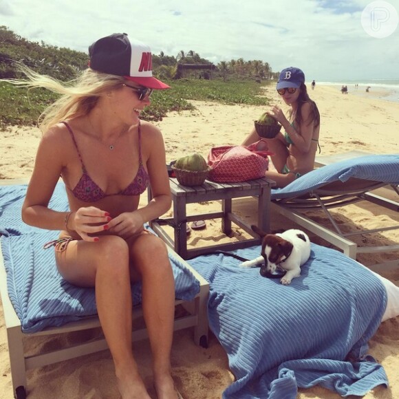 Fiorella Mattheis posou se divertindo na praia ao lado da cachorrinha Panda, que ganhou do namorado Alexandre Pato