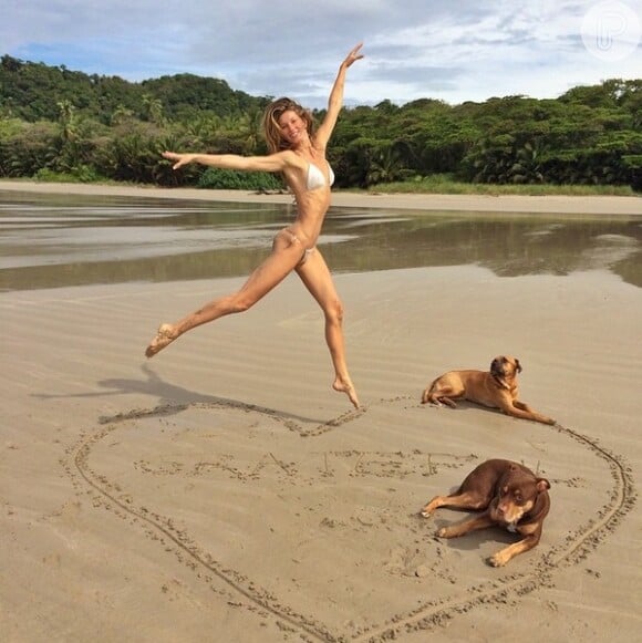 Gisele Bündchen compartilhou foto de agradecimento aos seus fãs no Dia do Fã, na qual aparece pulando e exibindo suas curvas