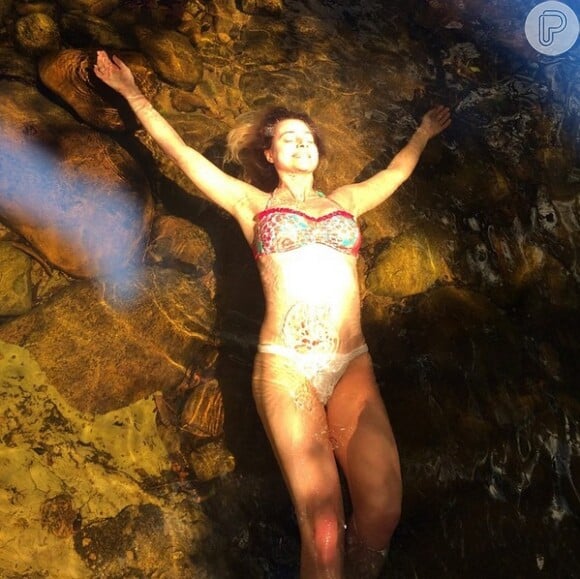 Letícia Spiller compartilhou foto em um dia curtindo cachoeira