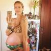 Antes de dar à luz gêmeos, Luana Piovani exibiu o barrigão de 8 meses em foto de biquíni
