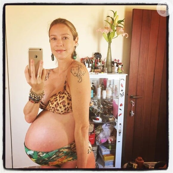Antes de dar à luz gêmeos, Luana Piovani exibiu o barrigão de 8 meses em foto de biquíni