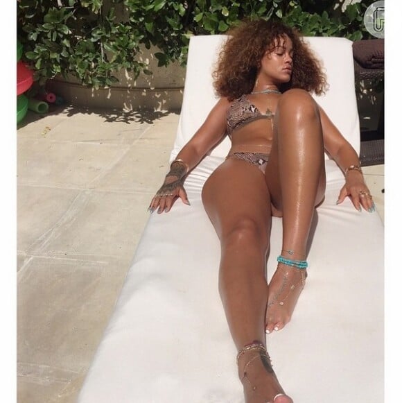 A cantora Rihanna exibiu suas curvas em foto que aparece tomando sol