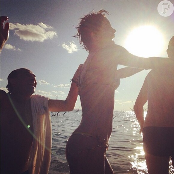 Sophie Charlotte compartilhou foto se divertindo de biquíni em dia de sol