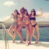Taylor Swift posou de biquíni durante viagem que fez ao lado das irmãs Danielle Sari Haim, Este Arielle Haim e Alana Mychal Haim, da banda 'Haim'