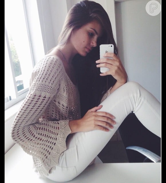 Camila Queiroz também investiu em um blusa de manga flare de crochê