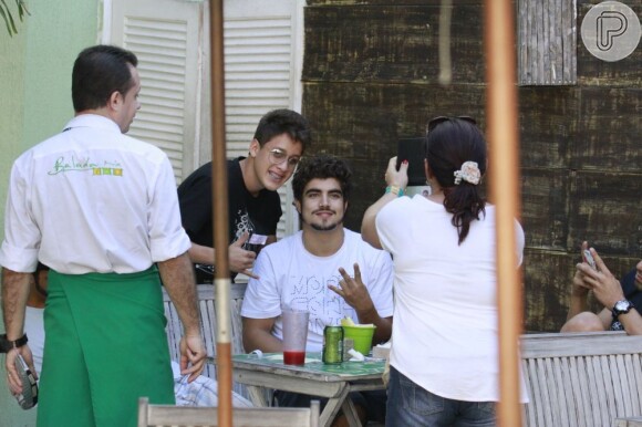 Caio Castro posou para fãs durante almoço com os amigos em restaurante na Barra da Tijuca
