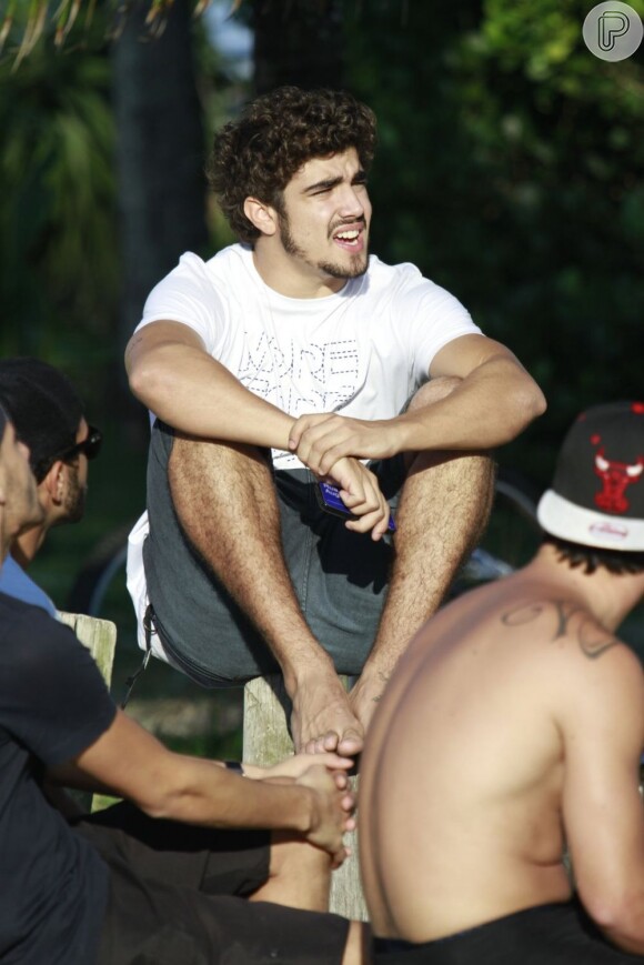 Caio Castro curtiu tarde de folga das gravações de 'Amor à Vida' e foi para a praia da Barra da Tijuca após almoçar com os amigos, em 15 de julho de 2013