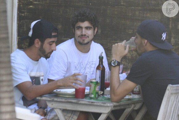 Caio Castro, no ar em 'Amor à Vida', almoçou com os amigos no restaurante Balada Mix, na Barra da Tijuca, Zona Oeste do Rio