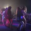 Anitta dançou colada com uma fã mulher em seu show no Japão