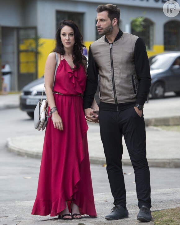 Ximena (Caroline Abras) e Gabo (Henri Castelli) impressionam ao chegarem juntos à inauguração do restaurante Cebola Brava, na novela 'I Love Paraisópolis'