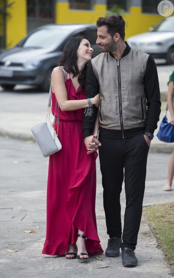 Ximena (Caroline Abras) volta à comunidade com novo visual e de mãos dadas com Gabo (Henri Castelli), na novela 'I Love Paraisópolis'