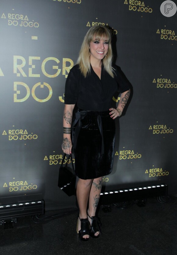 Júlia Rabello apostou no total black e chegou com o corpo todo marcado com as tatuagens falsas para a personagem