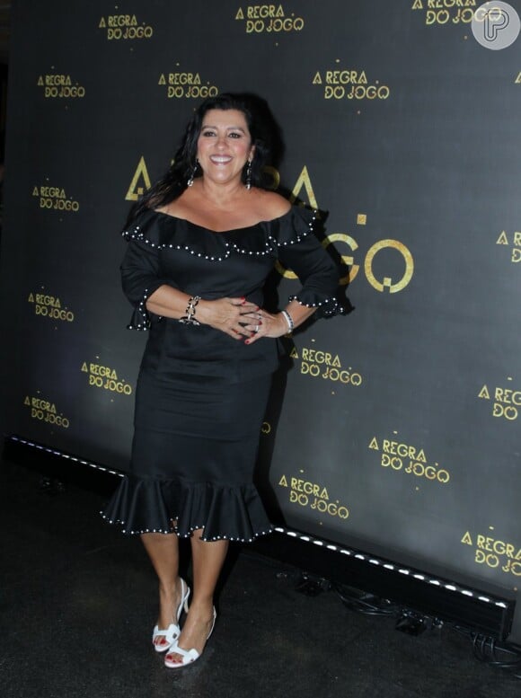 Regina Casé escolheu um vestido Cçaudia Kopke, figurinista do programa 'Esquenta', e usou bolsa Dries van Noten