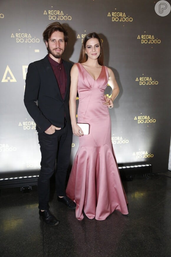 Com um longo rosa perolado, a atriz Tainá Muller, no ar em 'Babilônia', acompanhou o marido, o diretor Henrique Sauer